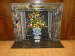 London  Schloß Hampton Court Gemächer von William III Kamin mit Vase und Blumenstrauß (GB).